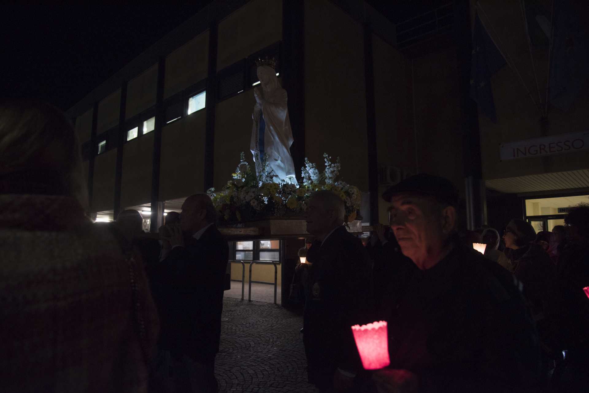 Processione della Madonna pellegrina di Lourdes nell''ospedale G.B. Grassi